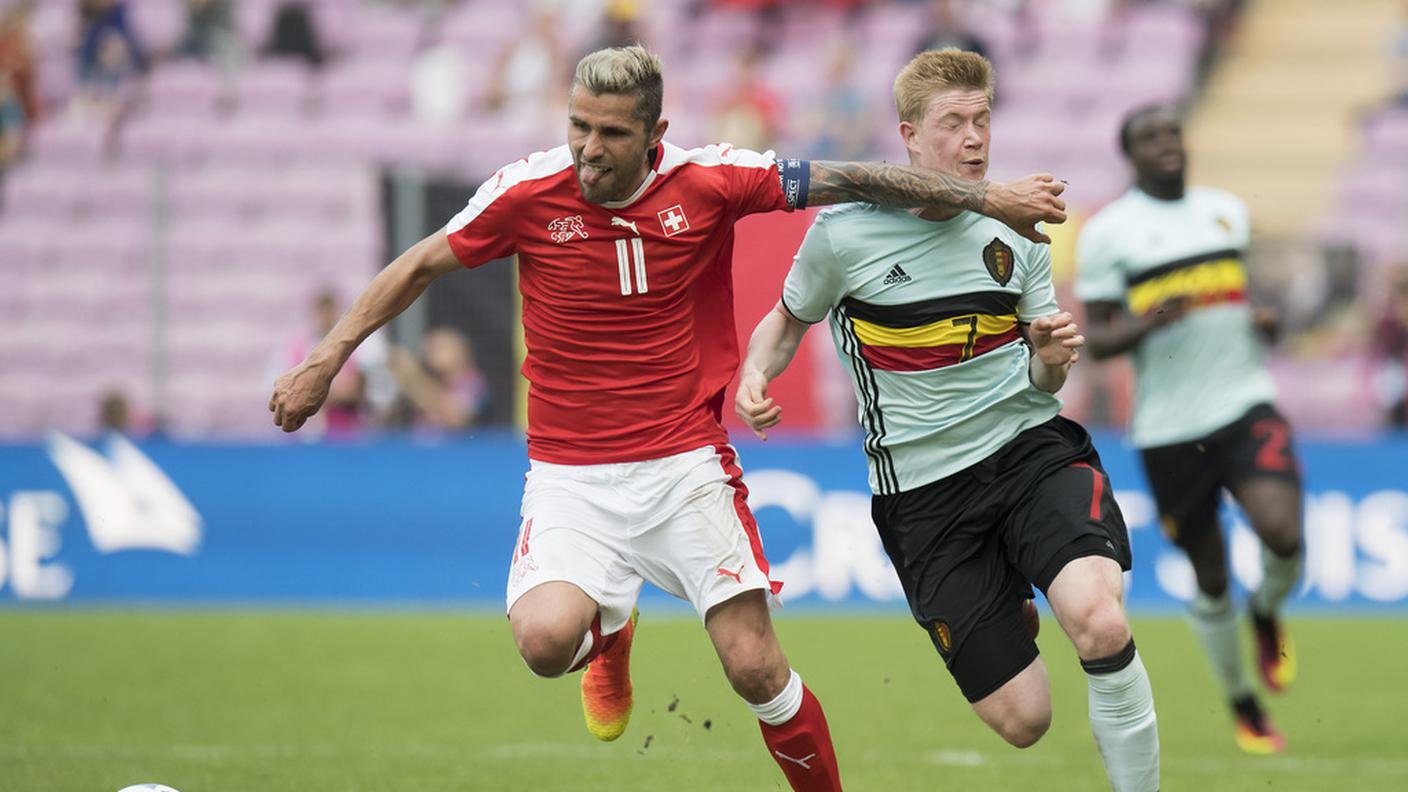 Behrami con la fascia al braccio