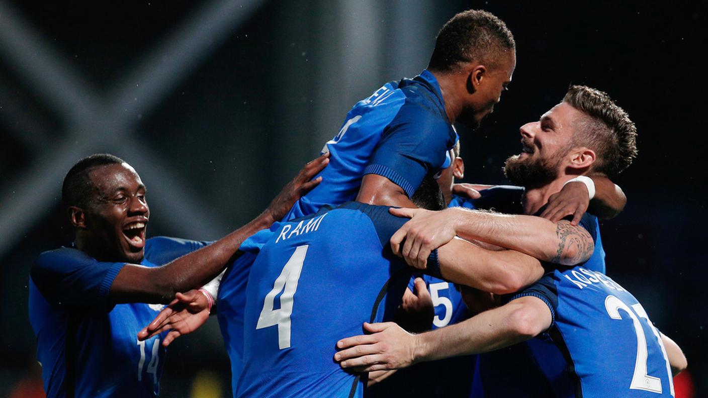Giroud festeggiato dai compagni