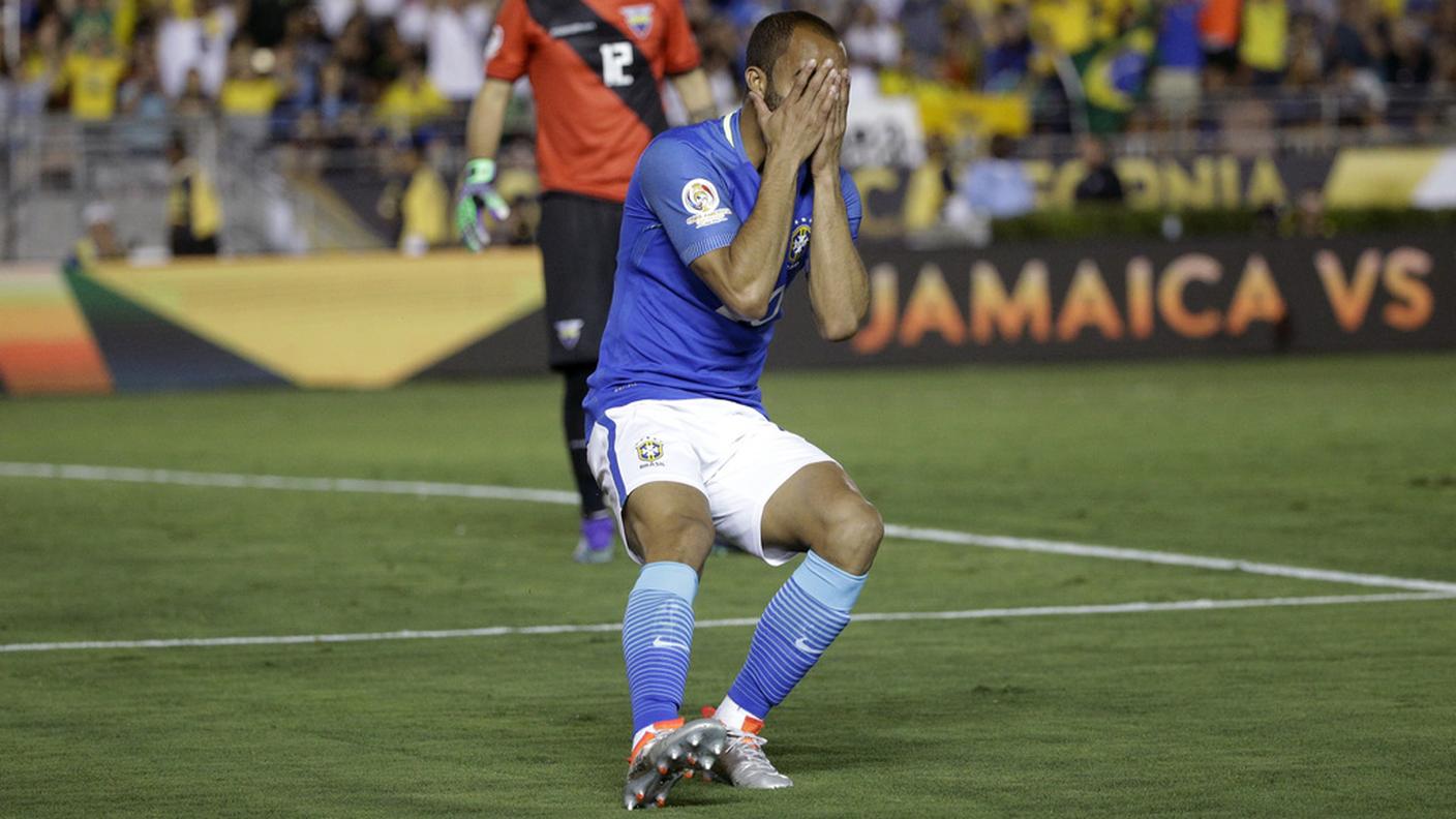 Lucas Moura ha appena sbagliato un gol
