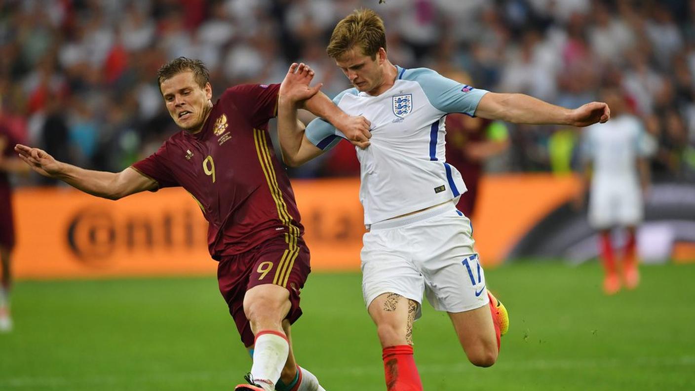 Eric Dier mentre affronta Aleksandr Kokorin