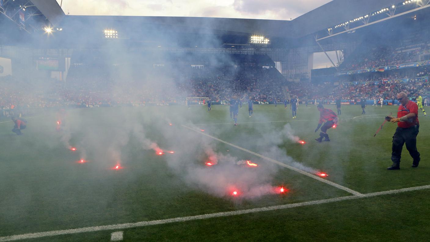 Pioggia di fumogeni a Saint-Etienne