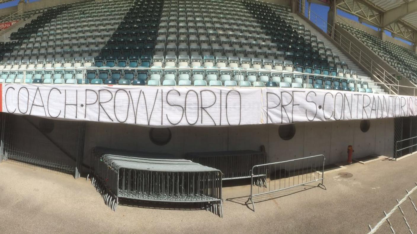 Lo striscione apparso a Cornaredo