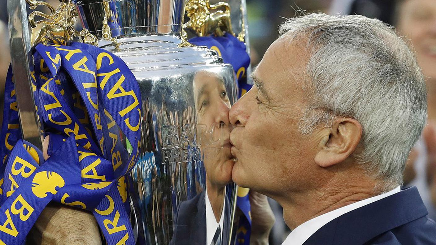 Ranieri bacia il trofeo della Premier League