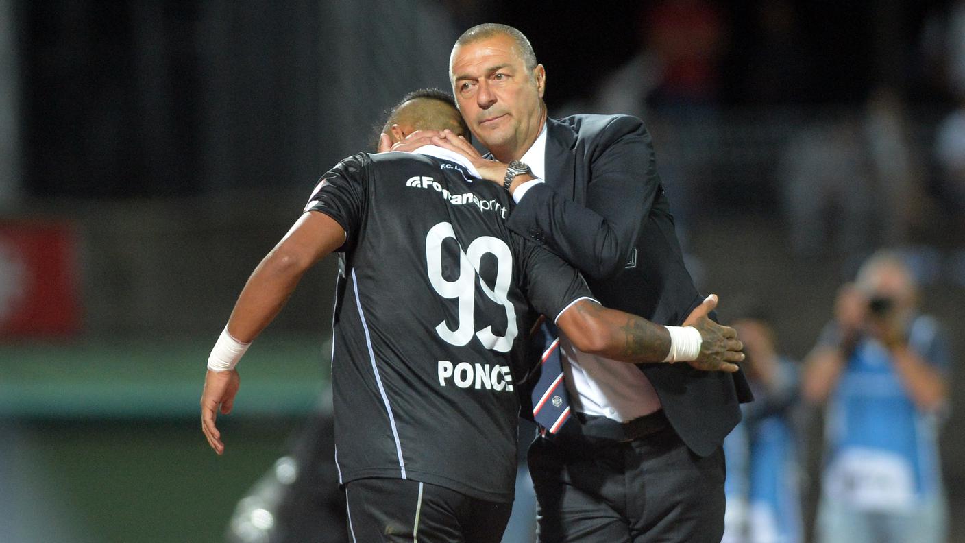 L'abbraccio con mister Manzo