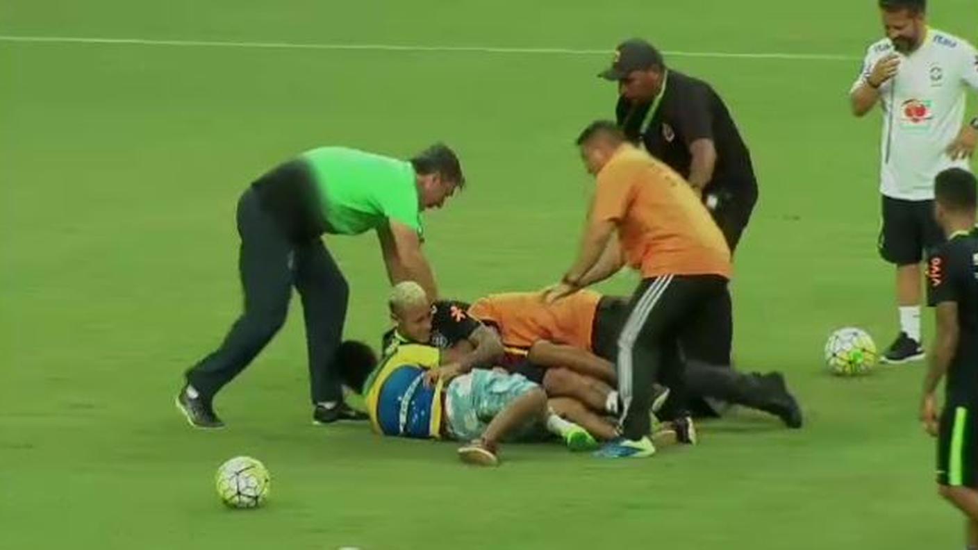 La stella della Seleçao messa ko dai propri fan