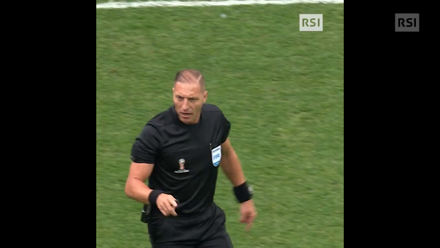 Mondiali, l'arbitro Pitana sgrida Suarez (06.07.2018)