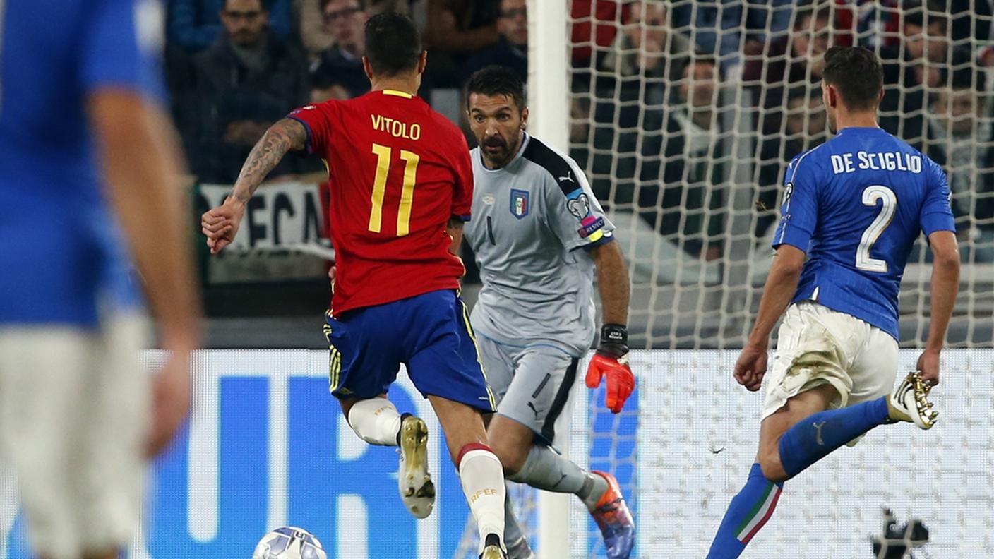 Il momento del clamoroso liscio del portiere azzurro