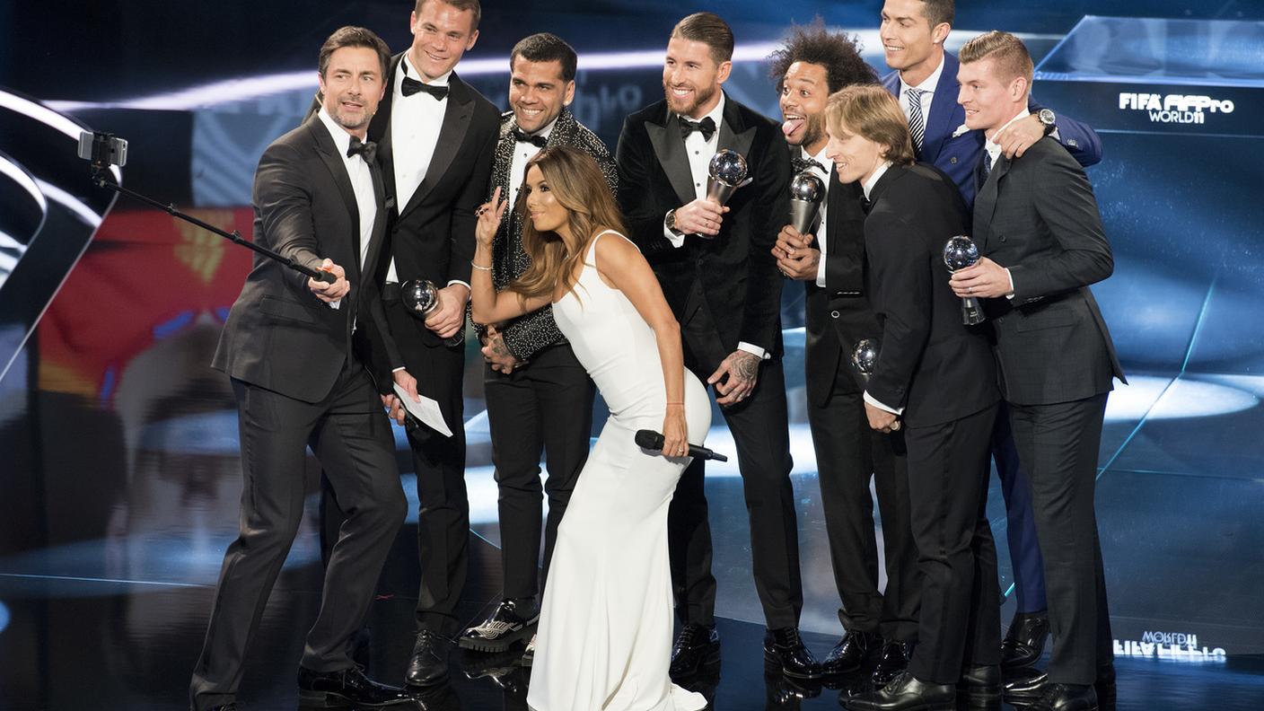 Il selfie dei presentatori Eva Longoria e Marco Schreyl con gli elementi presenti della squadra ideale