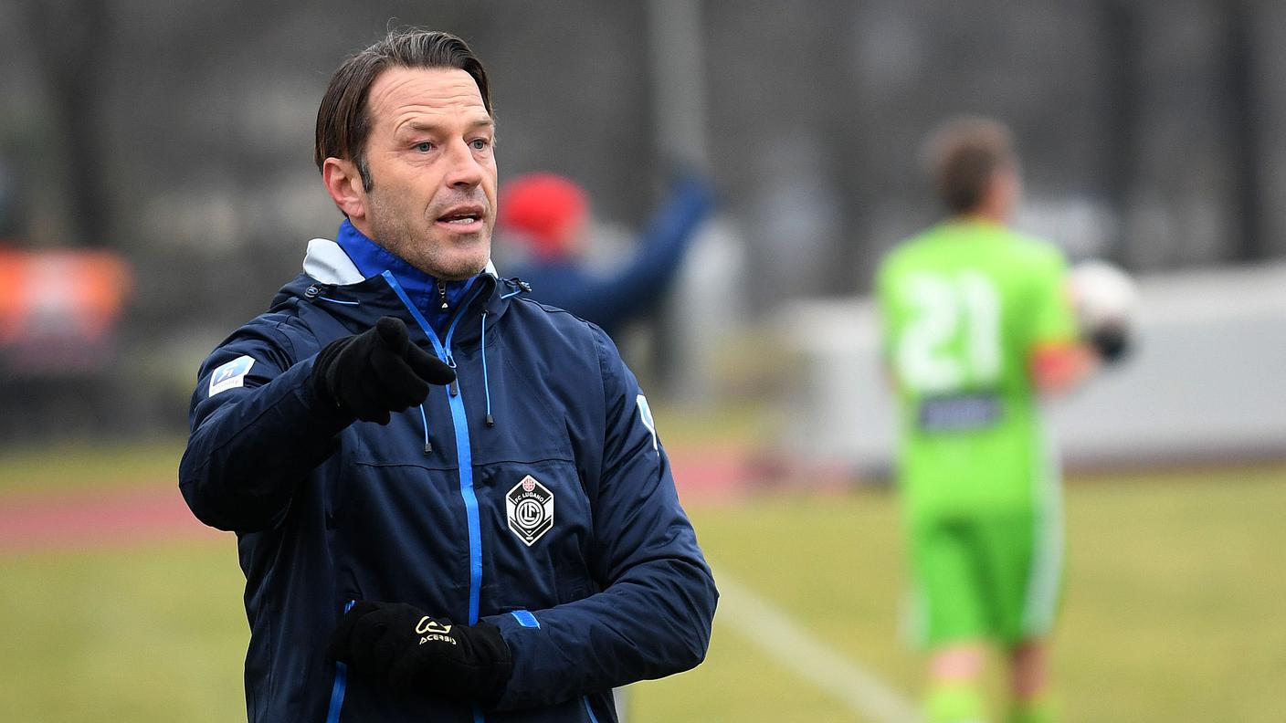 Coach Tramezzani dà indicazioni ai suoi