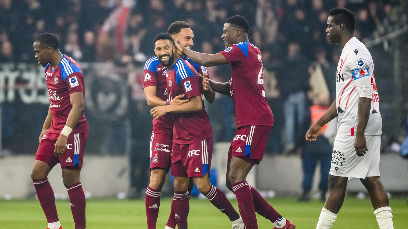 Clichy festeggiato dai compagni
