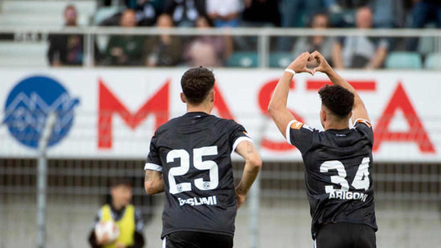 Arigoni festeggia con Bislimi il primo gol stagionale in SL