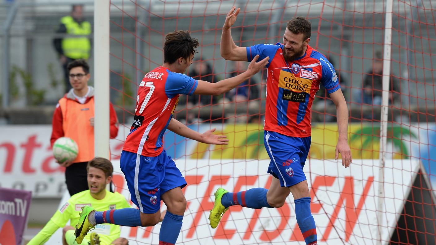 Deniz Mujic festeggia il gol del 3-1 con Bnou Marzouk, autore di una spettacolare rovesciata