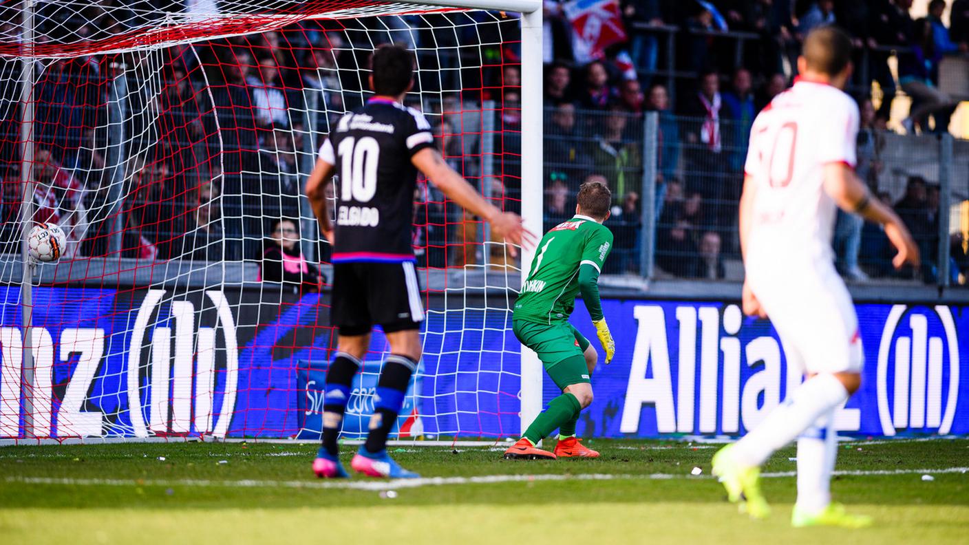 Delgado, Lüchinger e Mitryuschkin guardano la palla che ha deciso il match