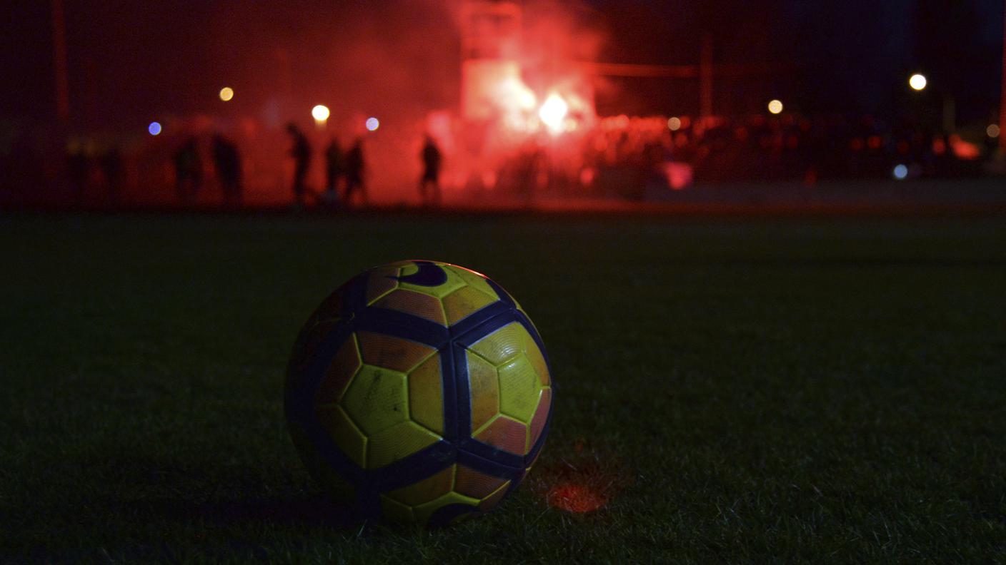 I tifosi accendono i bengala