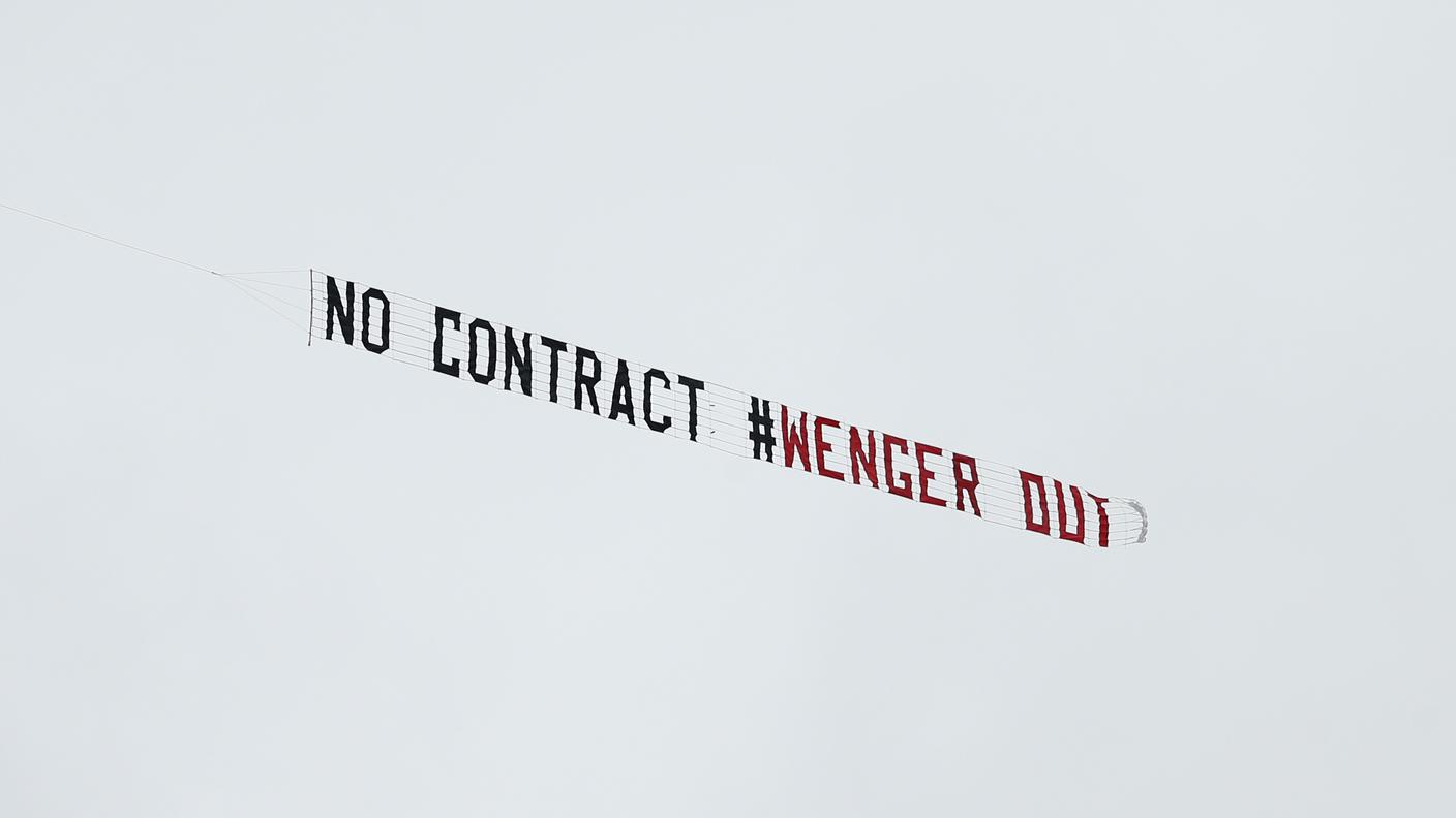 Lo striscione aereo contro il tecnico