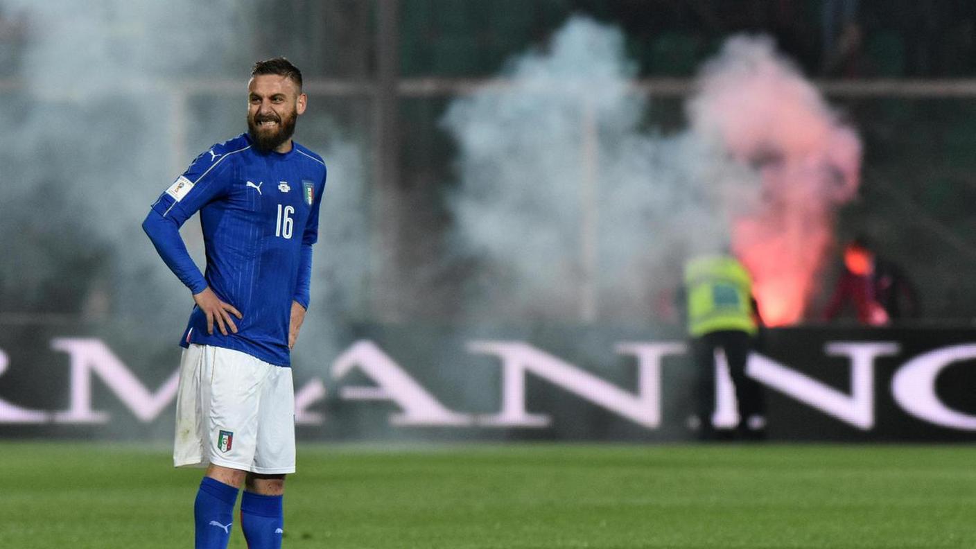 De Rossi e sullo sfondo i fumogeni scagliati in campo