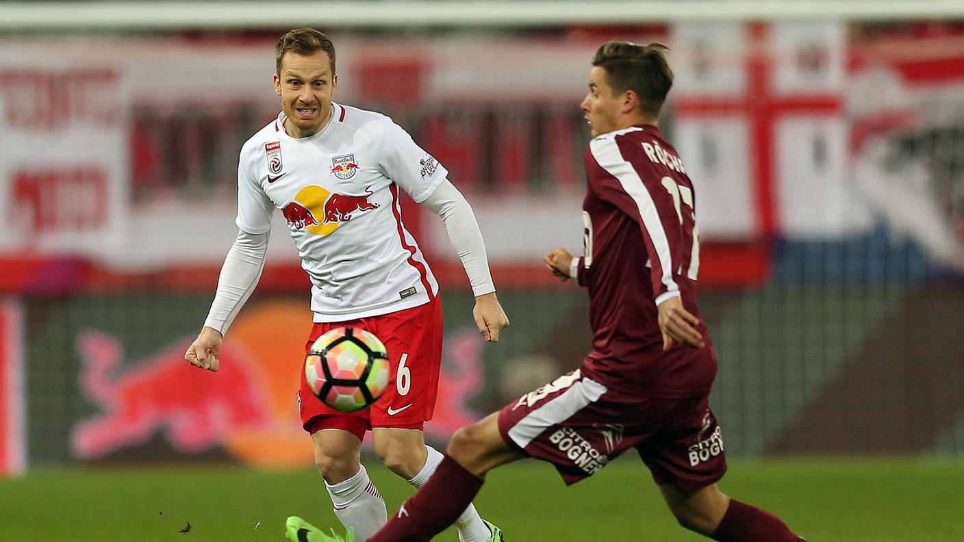 Christian Schwegler (sinistra) con la maglia del suo attuale club