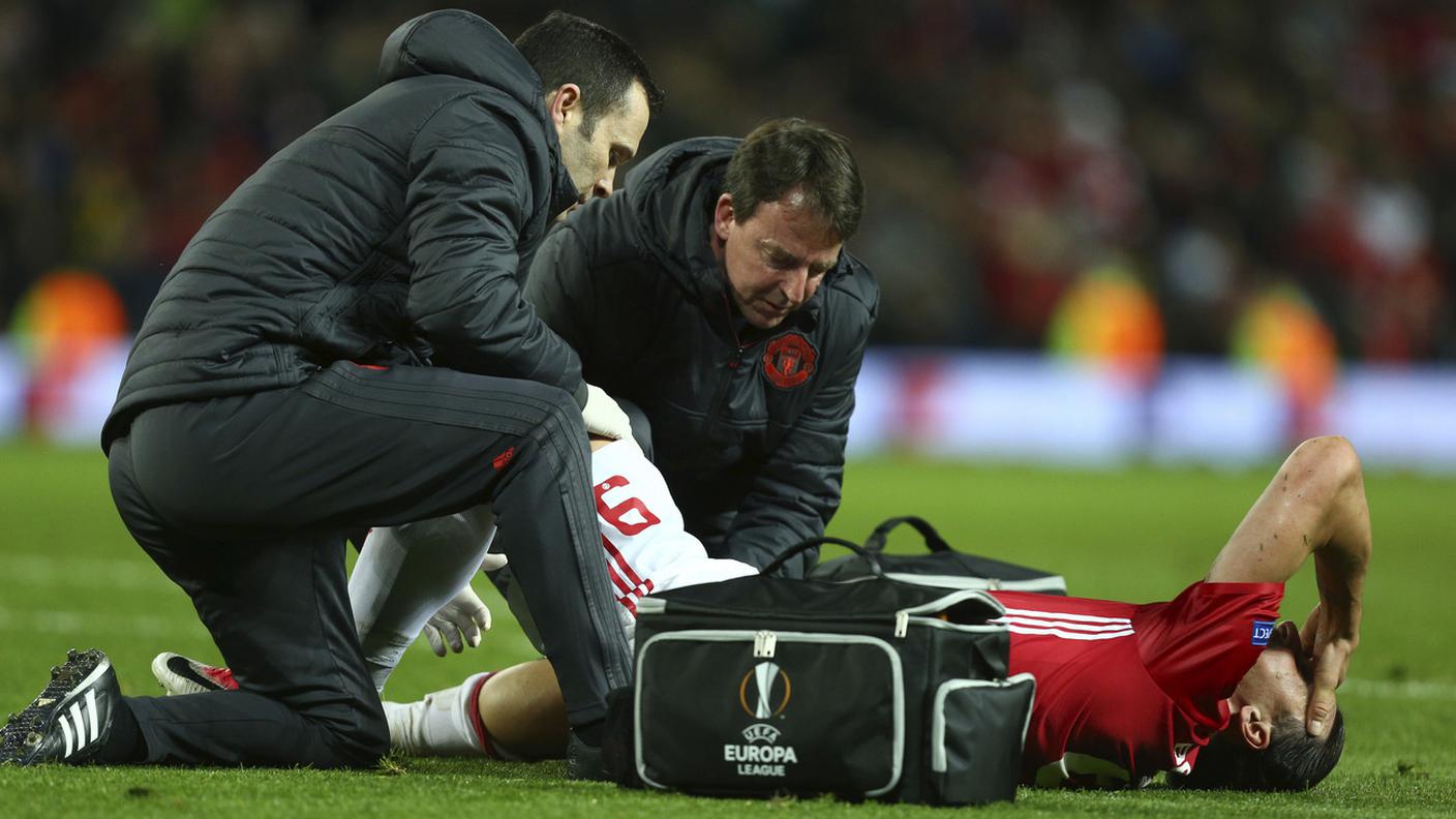Il 35enne svedese assistito dallo staff medico dello United