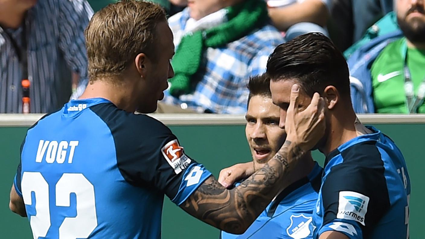 Lo svizzero dell'Hoffenheim festeggiato dai compagni