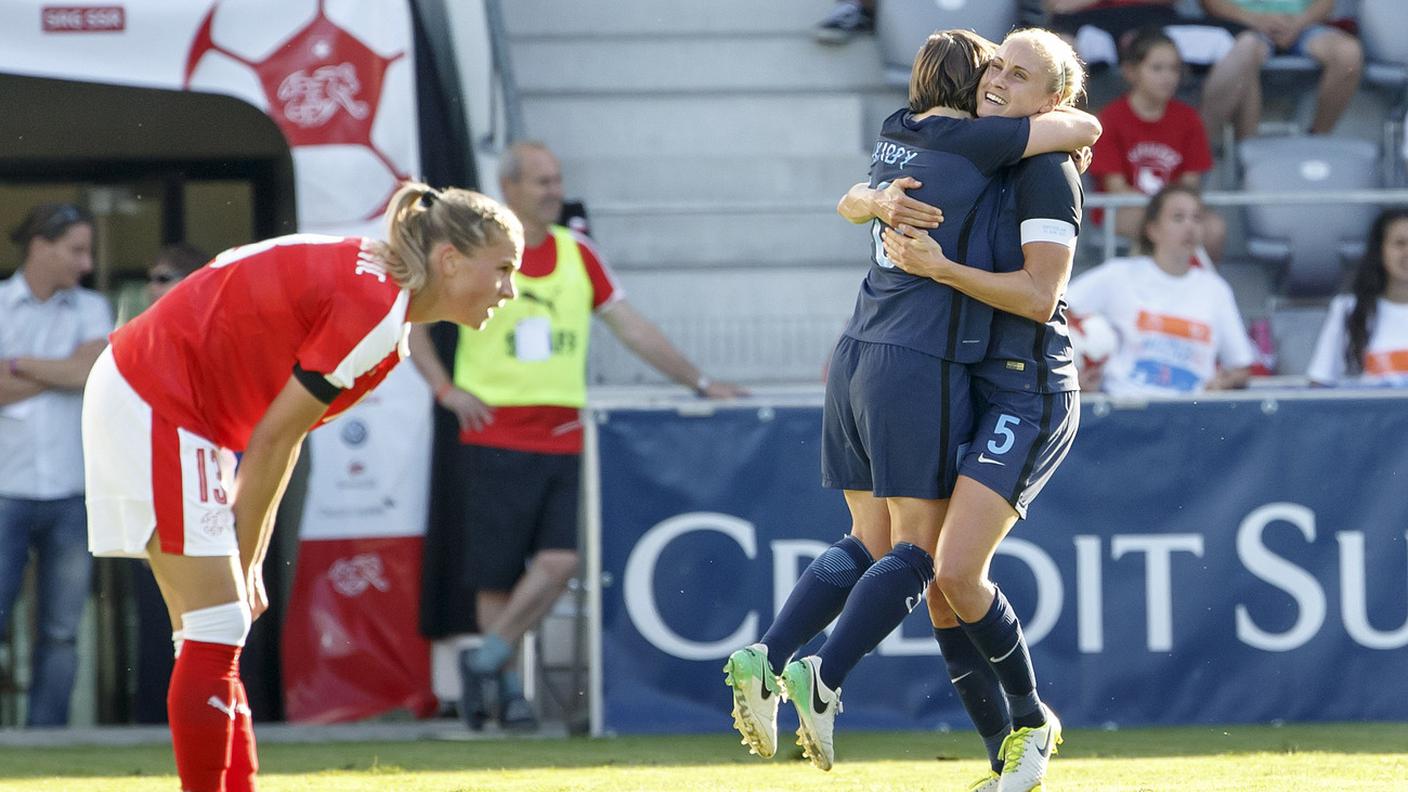 Le inglesi festeggiano il gol del 2-0 di Kirby