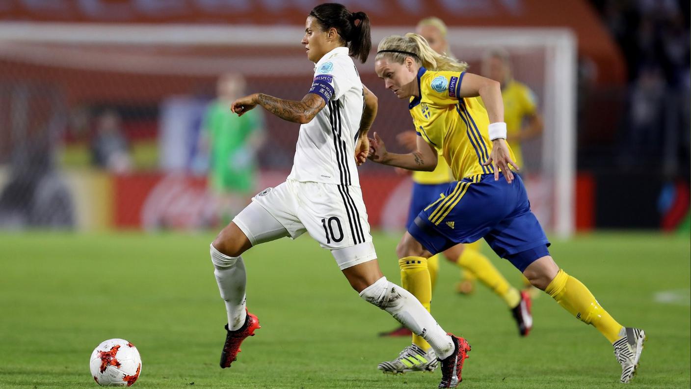 Dzsenifer Marozsan avanza con il pallone