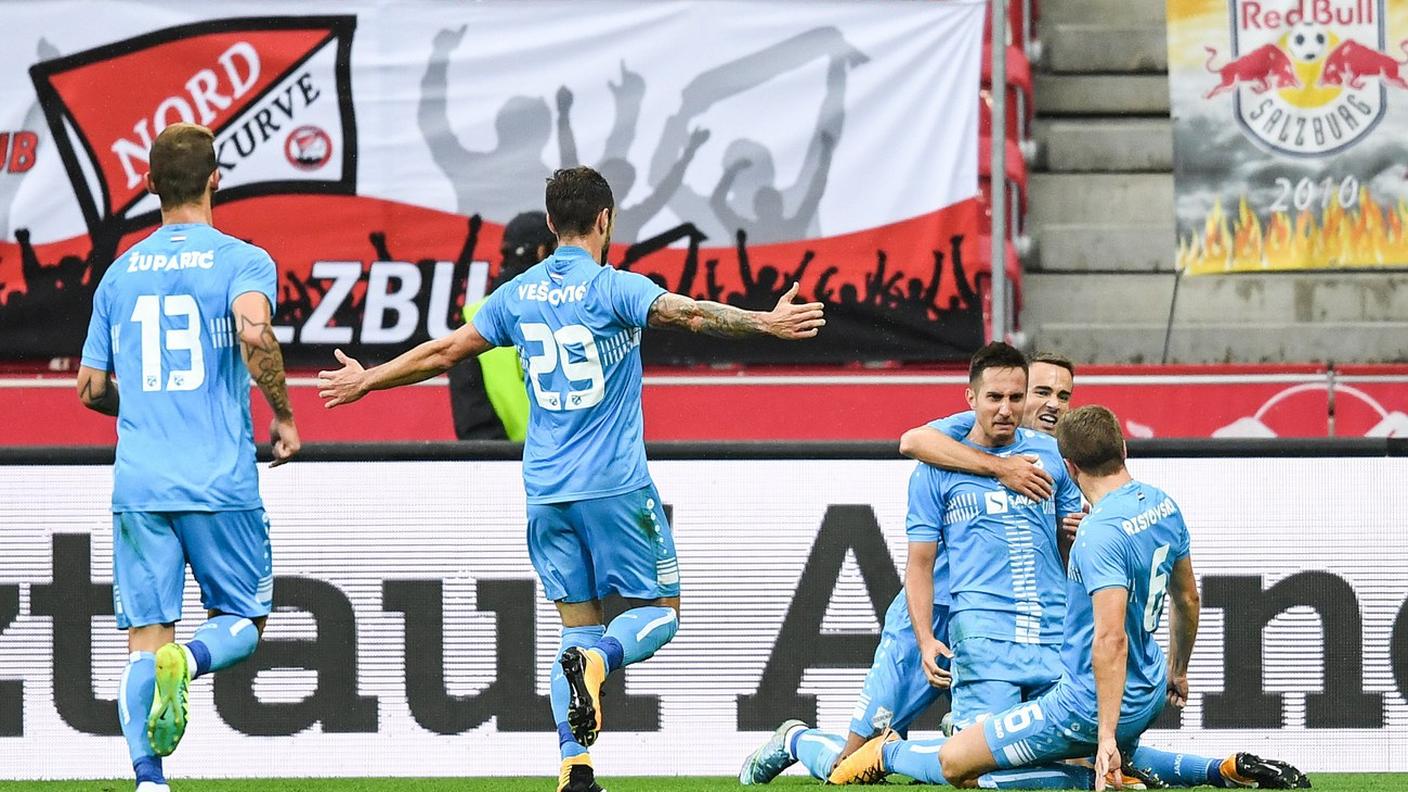 il ticinese festeggiato dai compagni di squadra