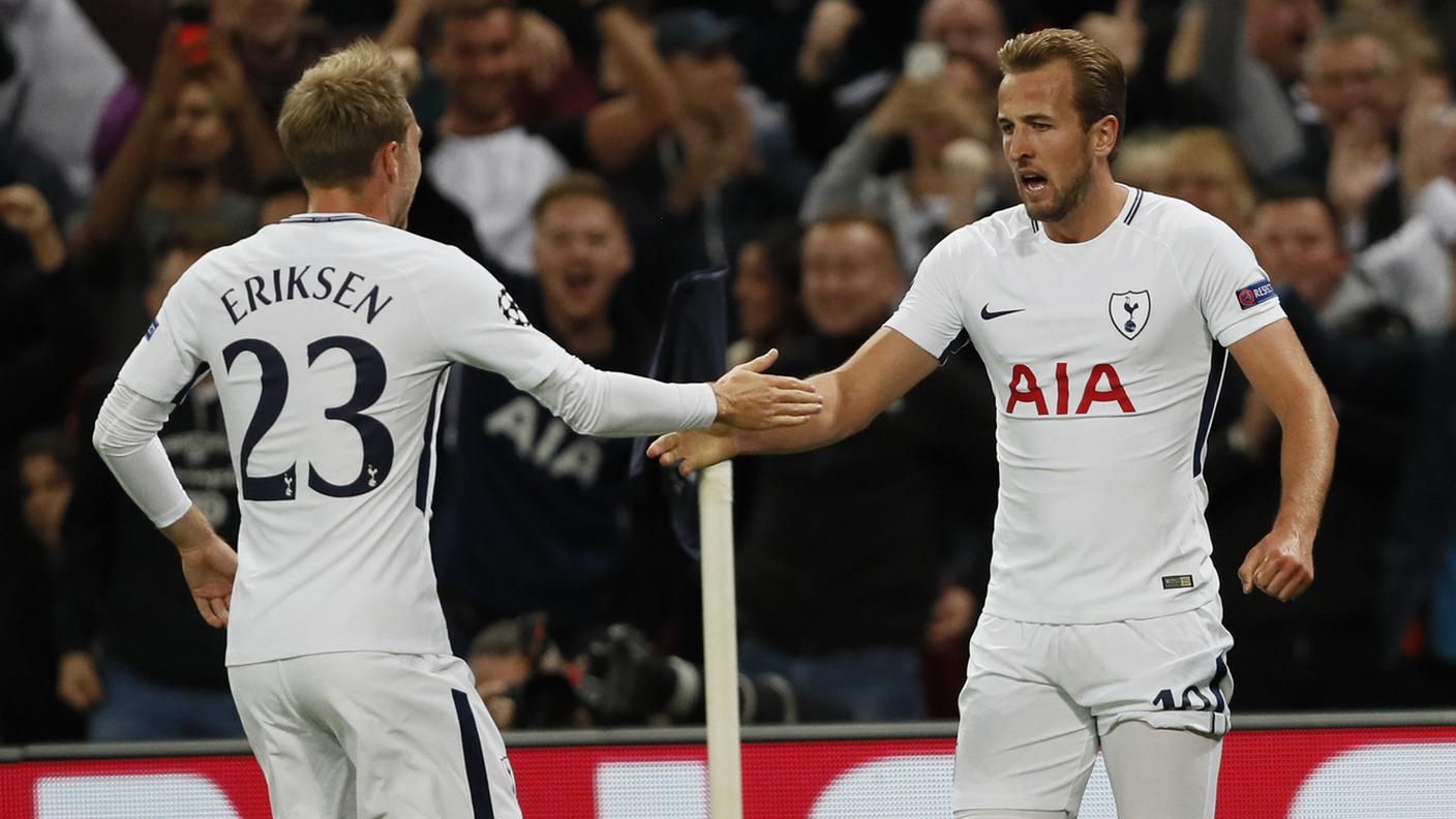 Eriksen si congratula con Kane dopo il 2-1