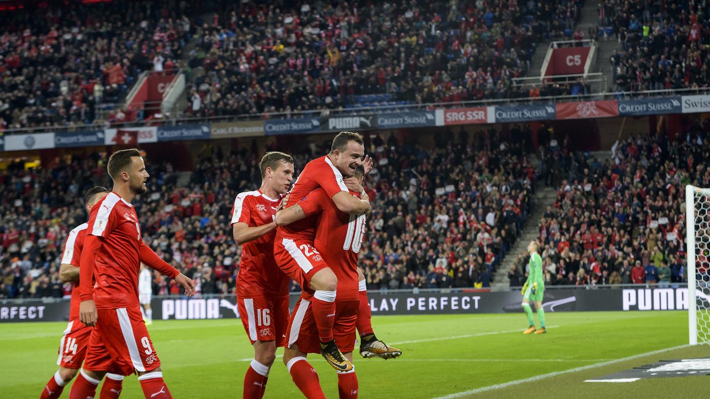Xhaka festeggiato per l'1-0