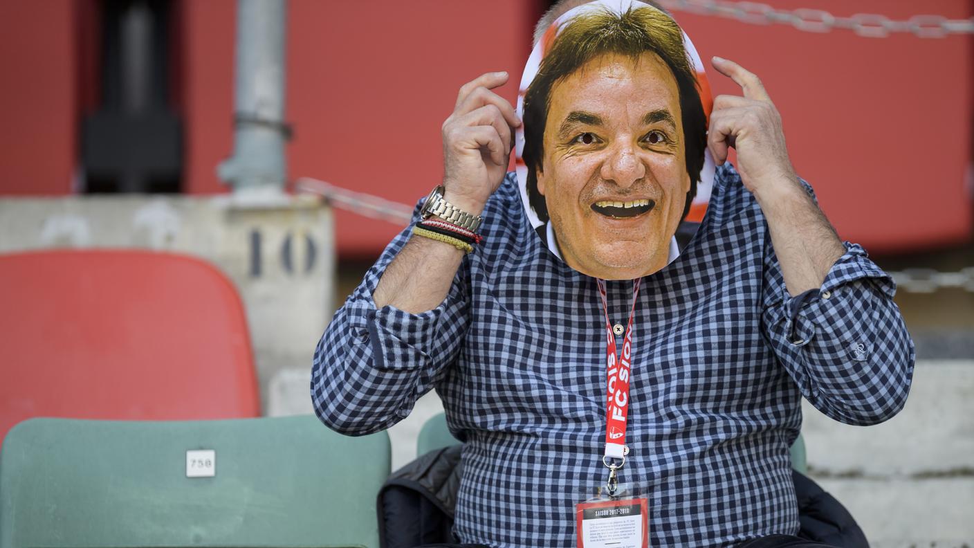 Alex Burgener con la maschera del presidente