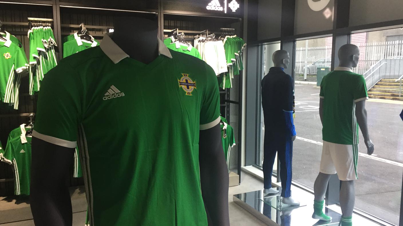 La nuova maglia in esposizione in negozio