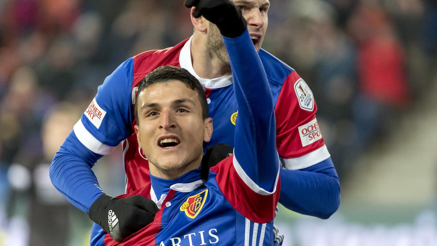 Elyounoussi festeggia una delle cinque reti basilesi che hanno annientato il Sion