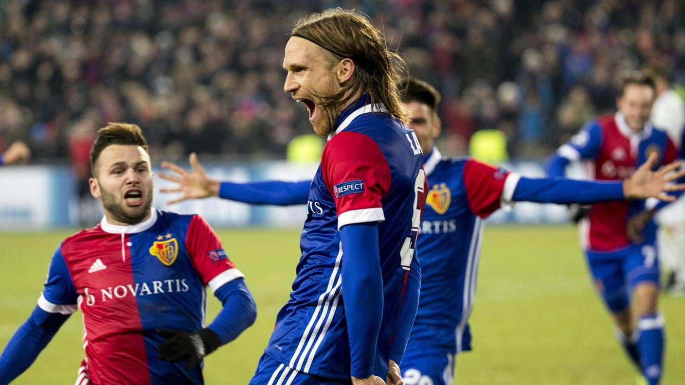 Lang festeggia il gol partita