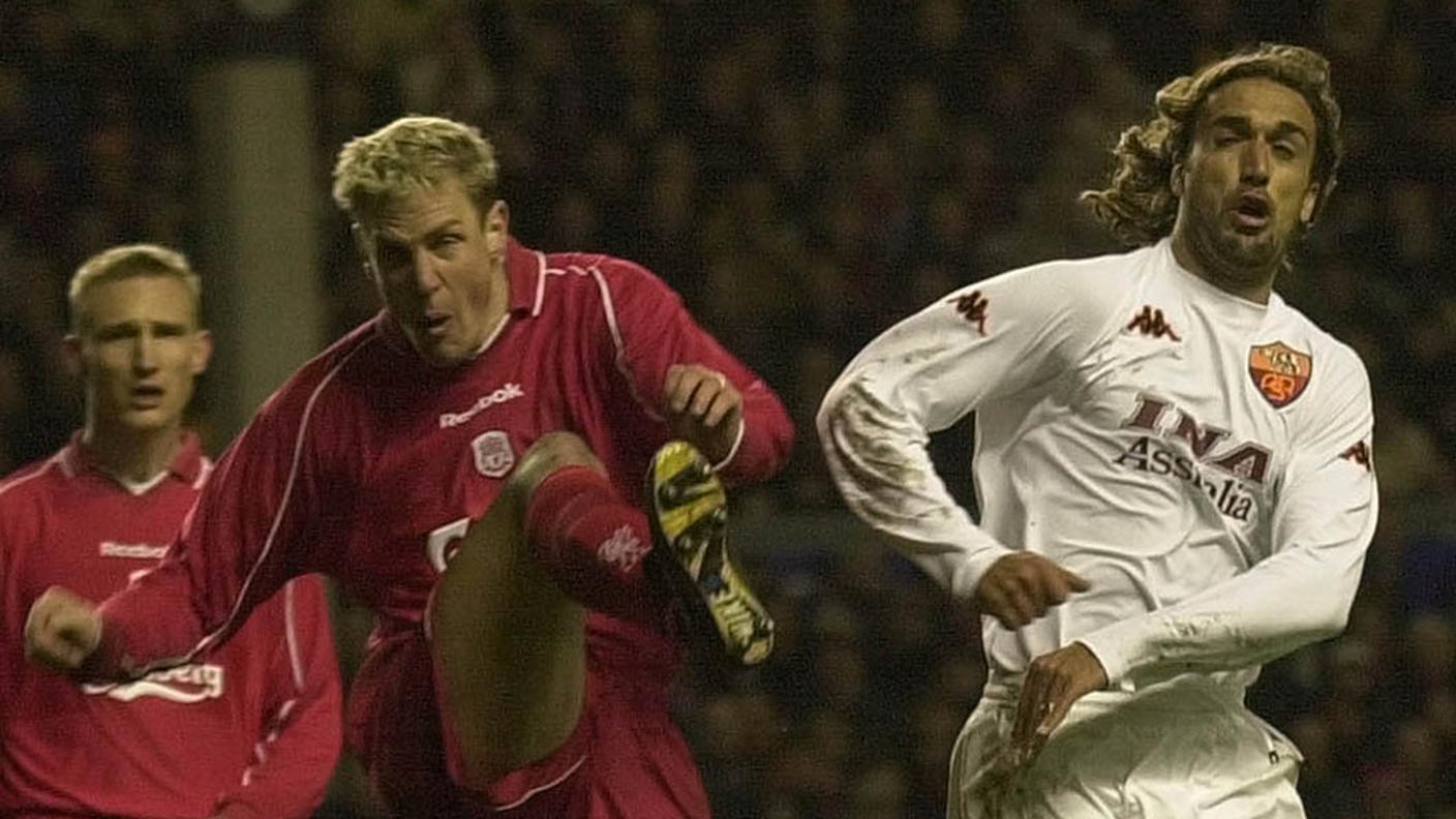 Duello in Coppa UEFA nel 2001 tra lo svizzero Henchoz e Batistuta