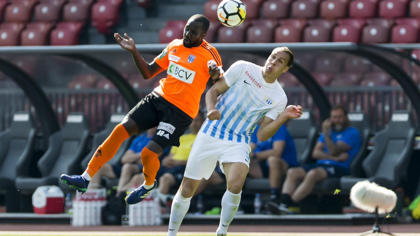 L'autore del primo gol lotta con Cabral 