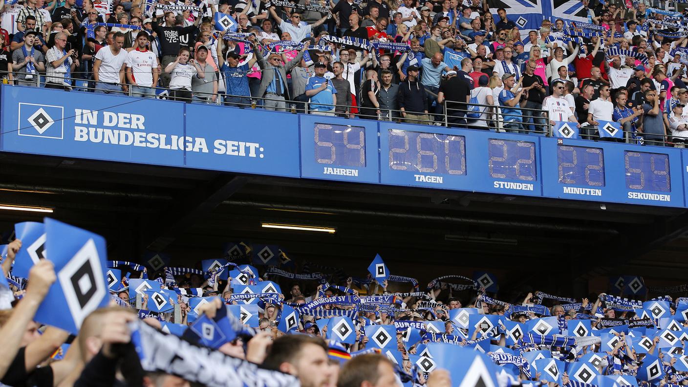L'orologio gigante all'interno dello stadio