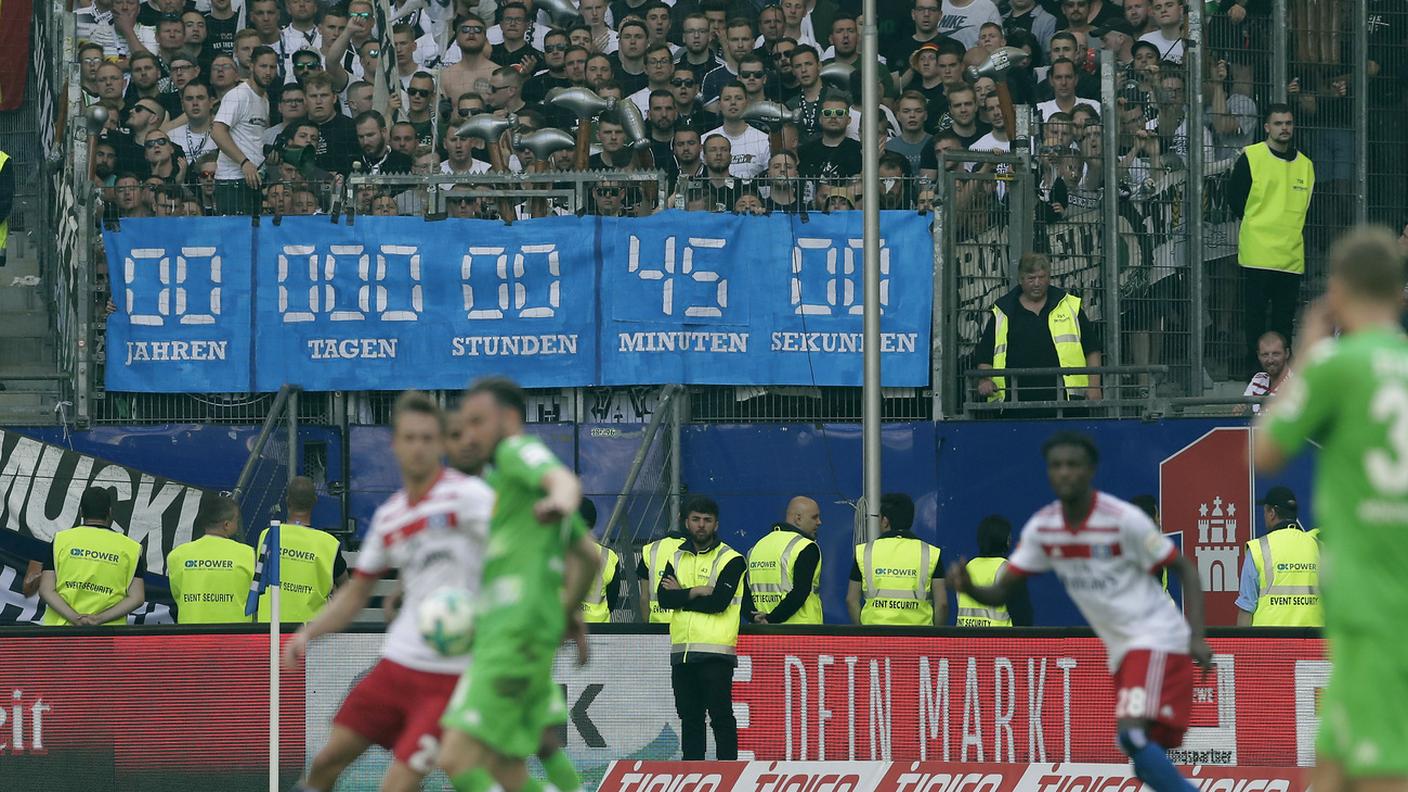 I tifosi ospiti si prendono gioco dello stadio, usando uno striscione ironico che funge da conto alla rovescia.