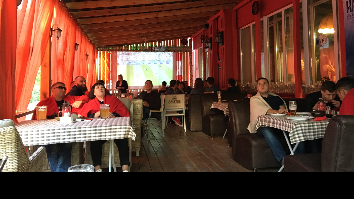 Due schermi per seguire il match al ristorante Frau Gretta