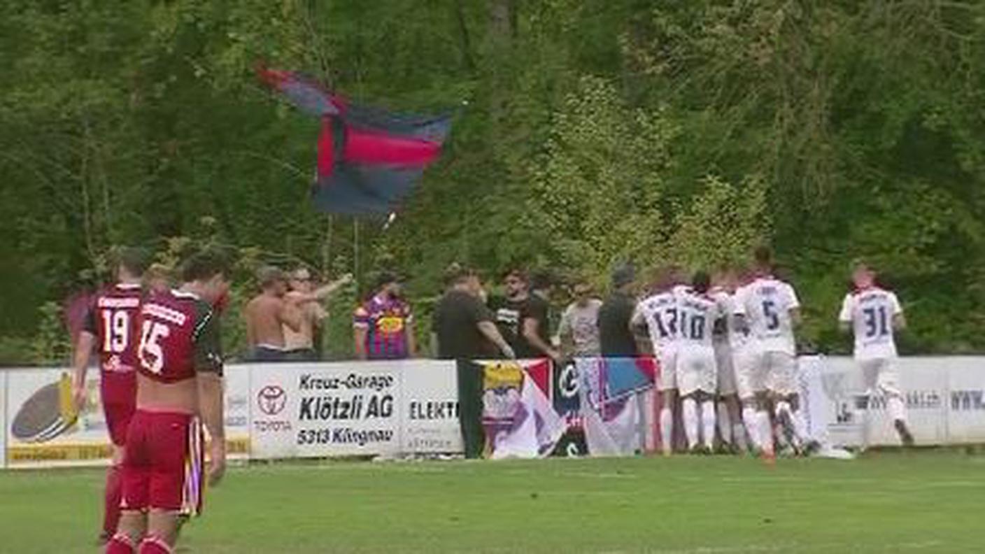 La festa rossoblù dopo il gol del capitano