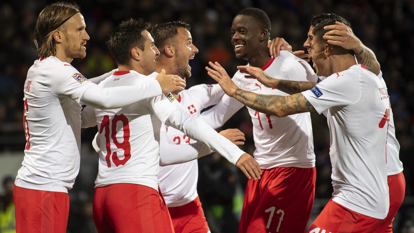 Si festeggia dopo il gol di Seferovic