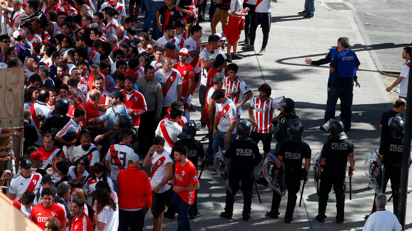 La polizia cerca di riportare la calma