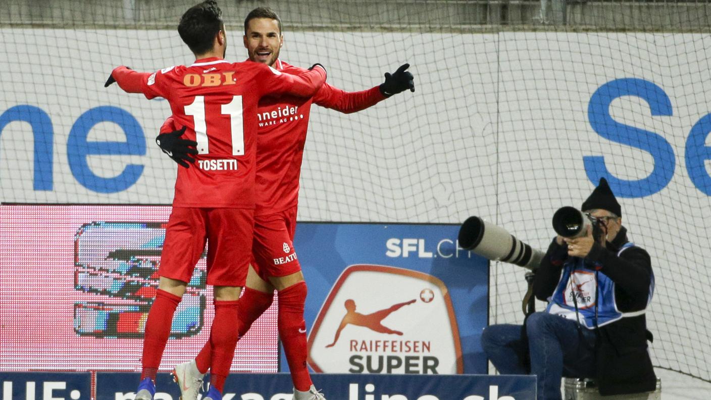 Sorgic, autore dell'1-0, festeggia con Tosetti