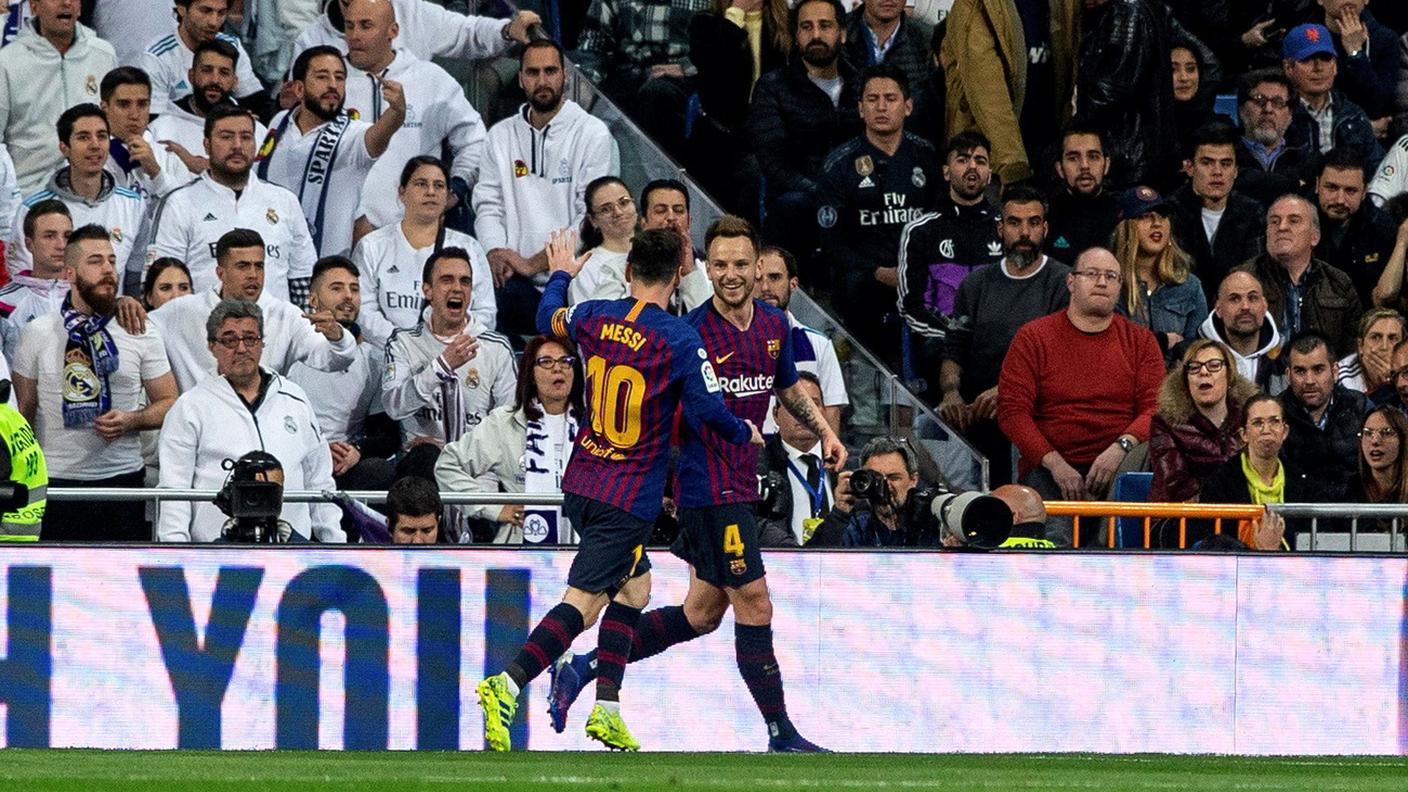 Rakitic e Messi festeggiano davanti ai tifosi di casa
