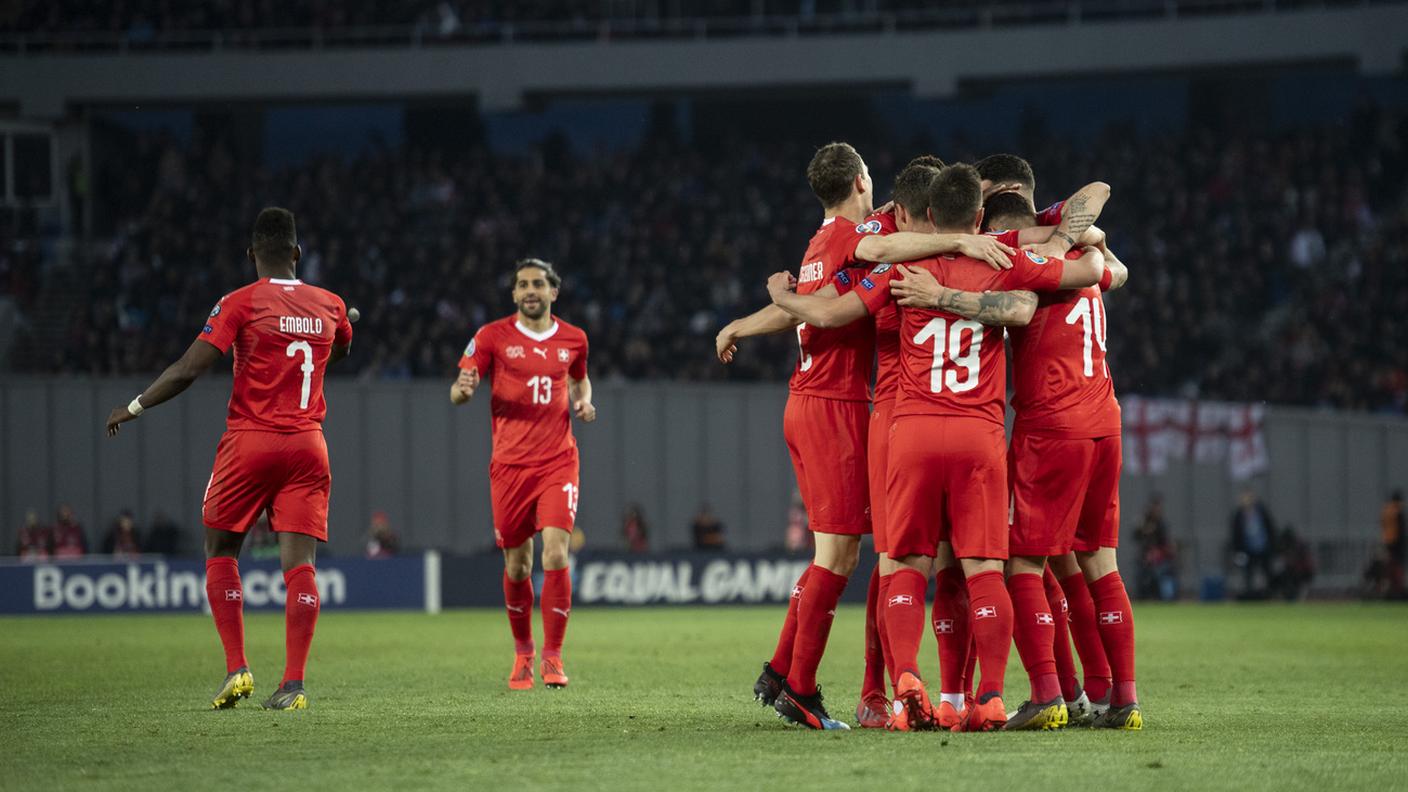 Zuber festeggiato dai compagni dopo l'1-0