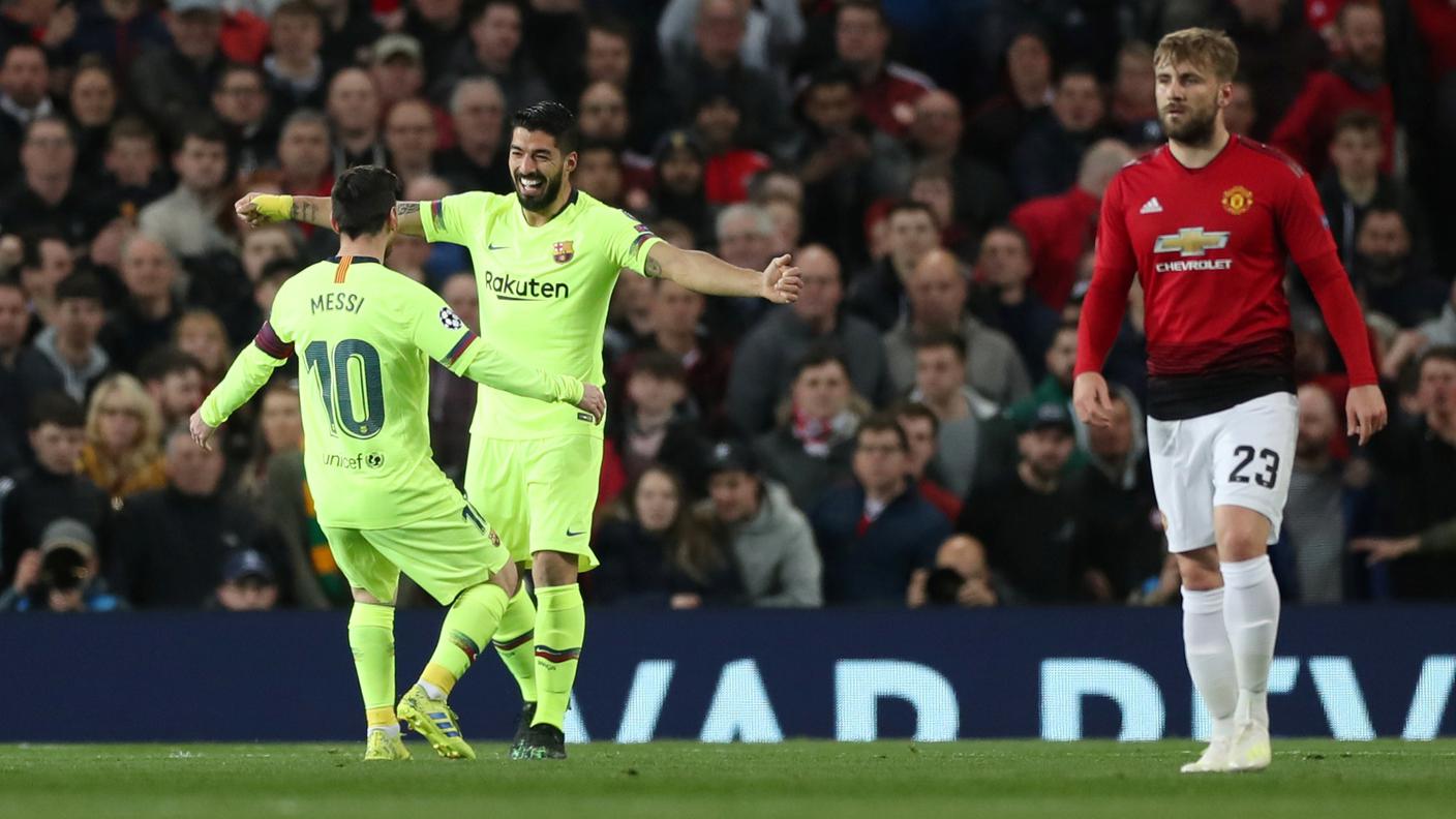 Suarez e Messi festeggiano il vantaggio  