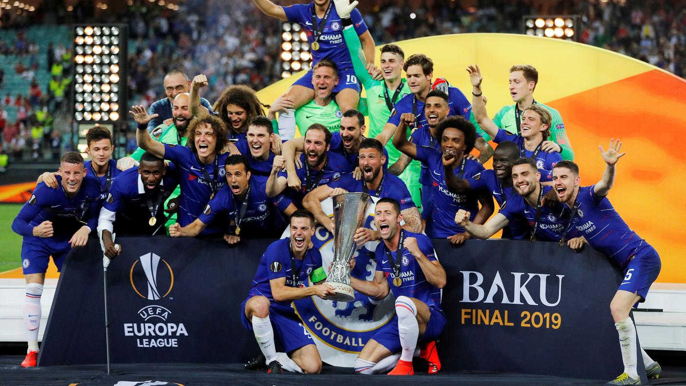 Il giocatori della squadra di Sarri con la coppa
