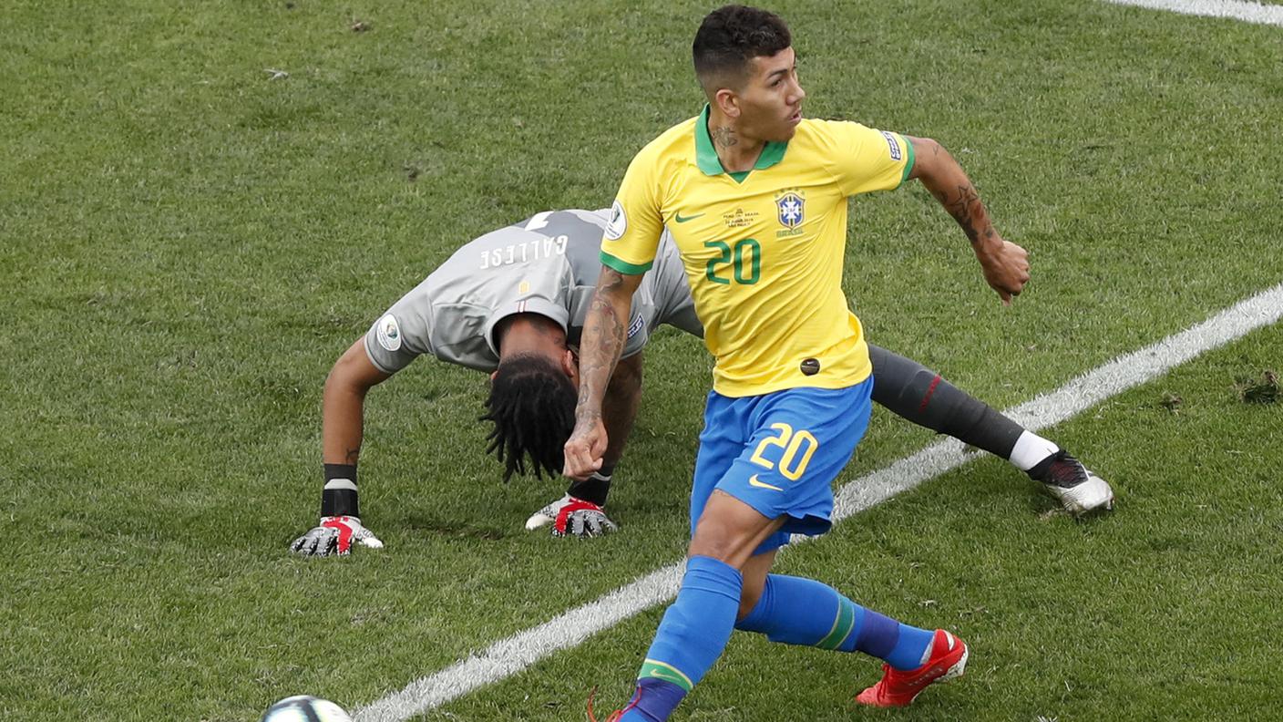 L'attaccante del Liverpool Firmino deposita la palla in rete con il suo marchio di fabbrica