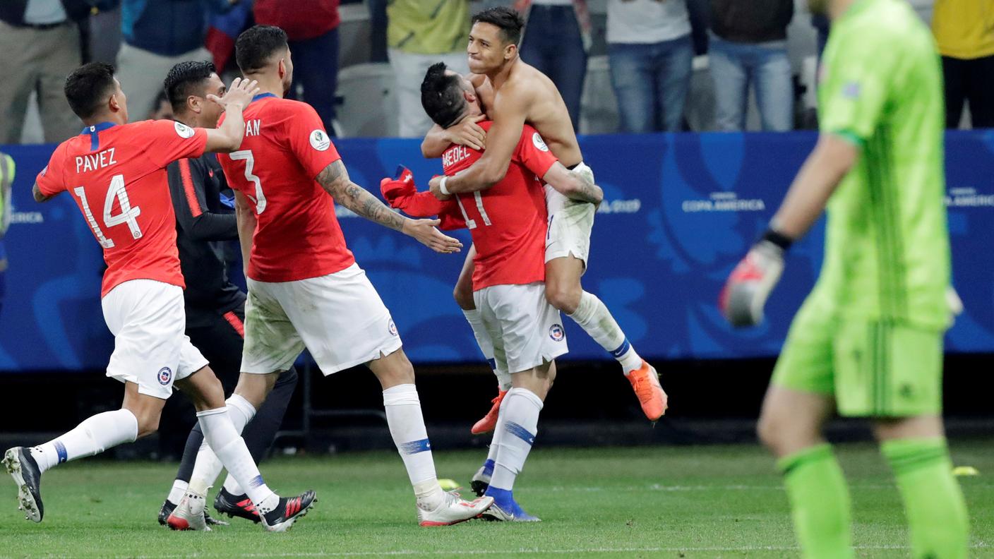 Sanchez festeggia la vittoria con i compagni