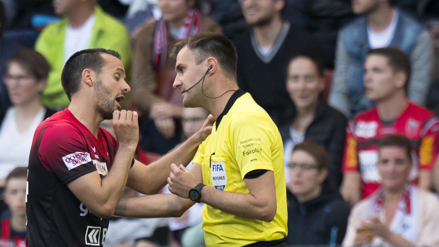 Il numero 10 discute con il direttore di gara dopo l'espulsione
