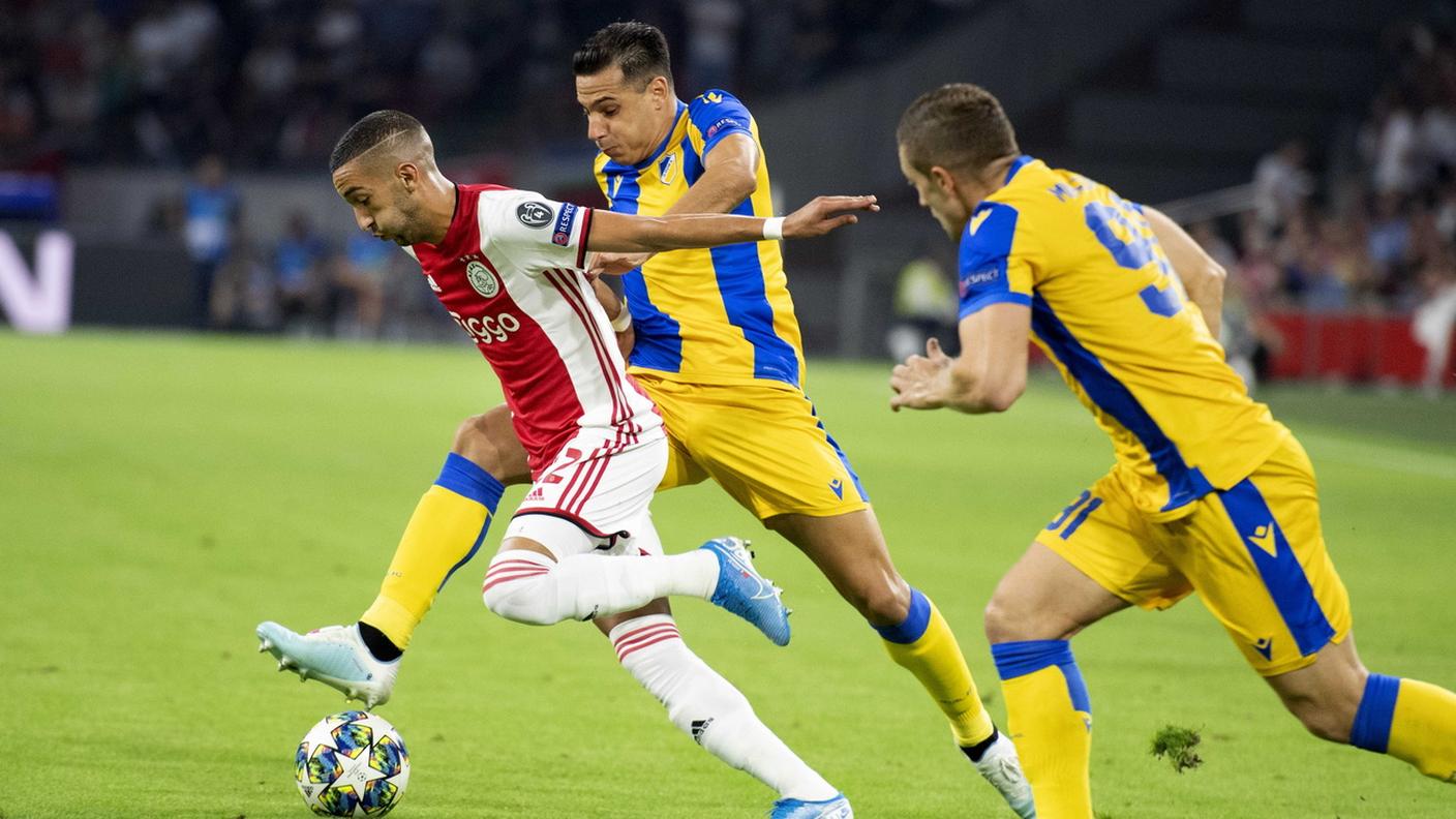 Il ticinese (a destra) contro Ziyech