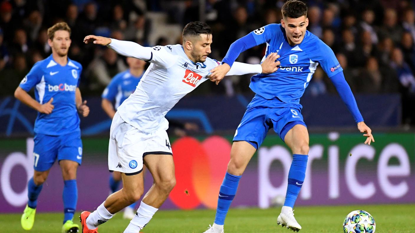 Manolas lotta per la conquista della palla